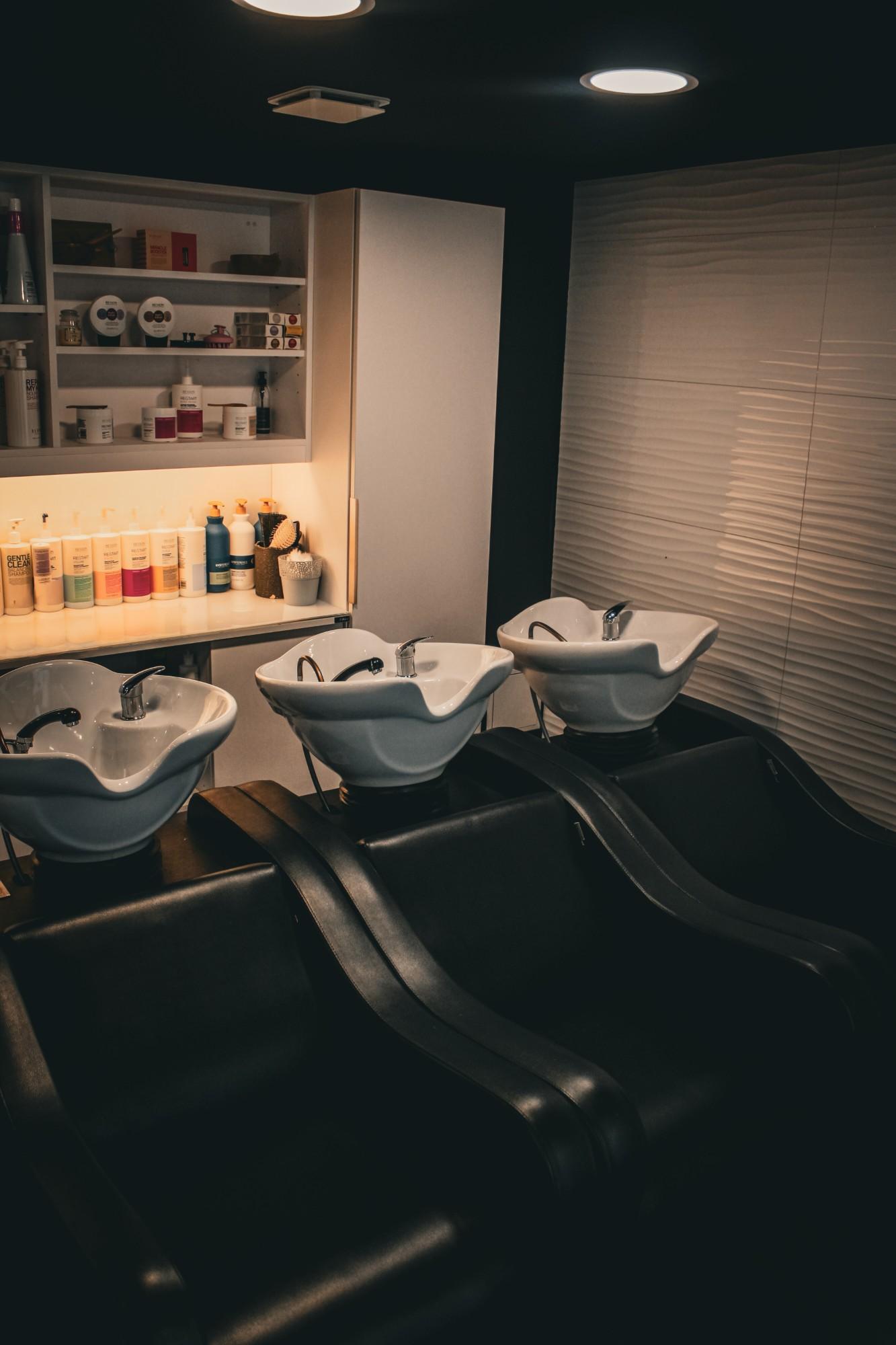 Salon de coiffure — bacs de lavage