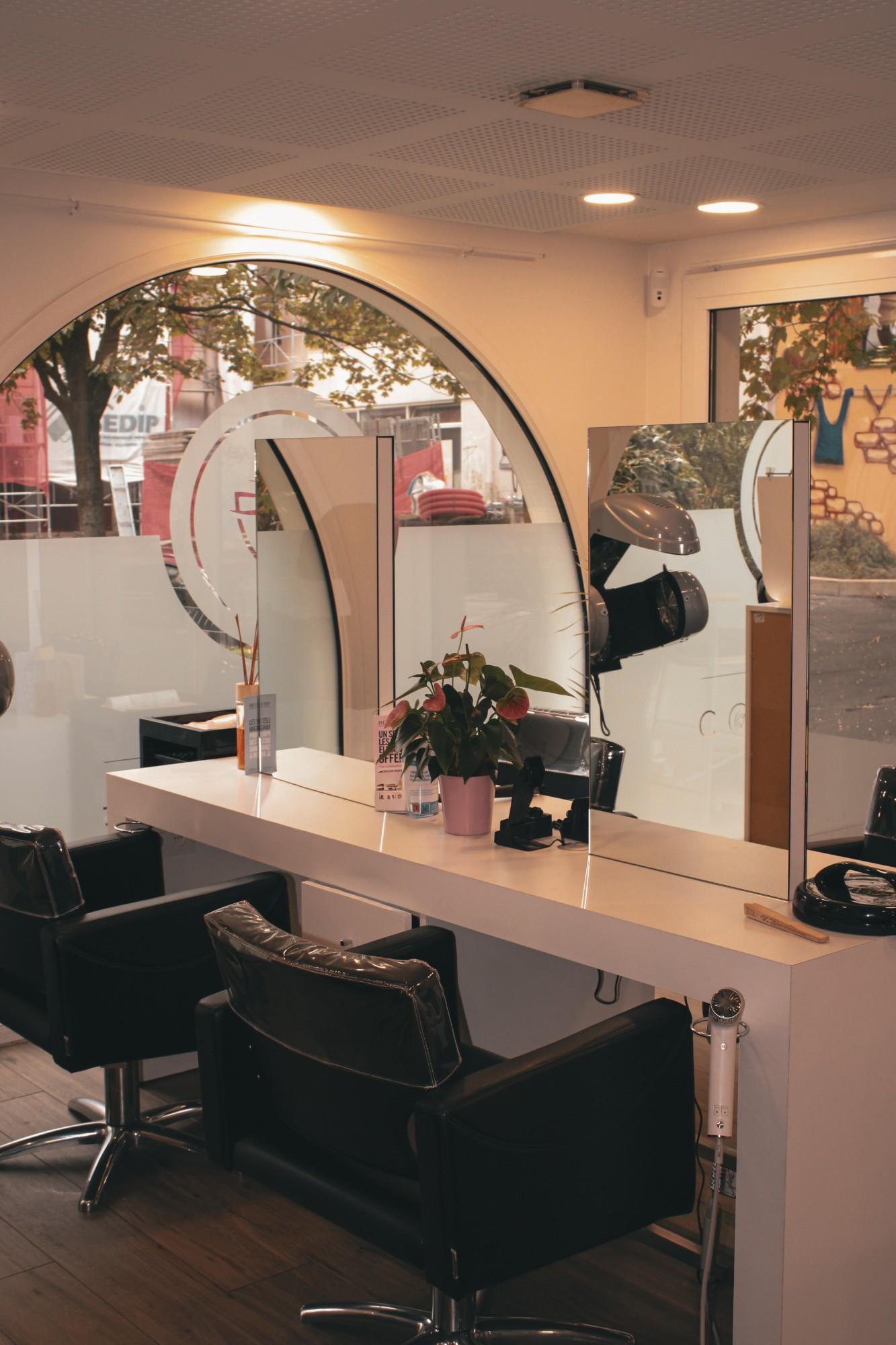 Salon de coiffure — fauteuils et miroirs